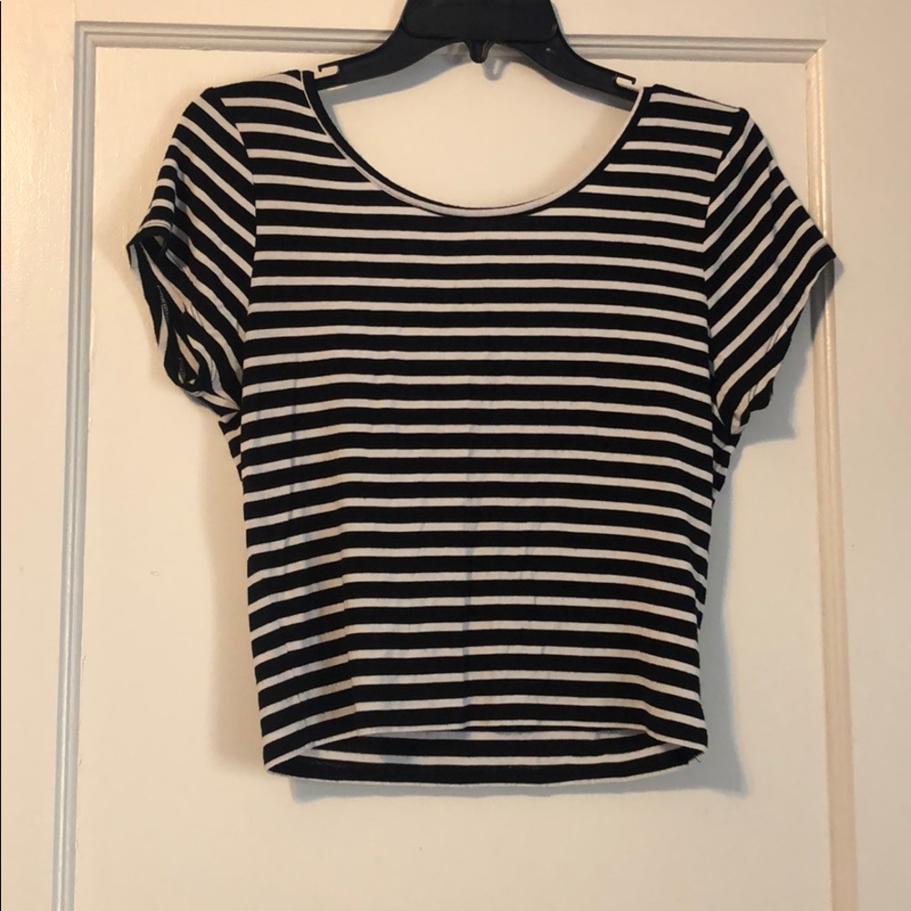 Black/white short sleeved crop top